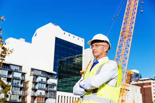 建筑工地的工程师建设者建筑工程师施工场景穿着安全背心